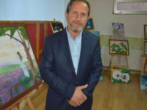 Televizyonda gördüğü ressamdan etkilenerek eline fırçayı alan emekli öğretmen ustalara taş çıkartıyor