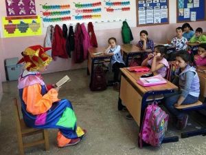 Palyaço, öğrencilere kitap okuma alışkanlığı kazandırıyor