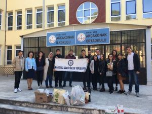 Maskesiz gülücükler topluluğu öğrencilerinden Akçakonaklı miniklere kitap