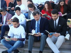 Rektör, öğrencilerle birlikte kitap okudu