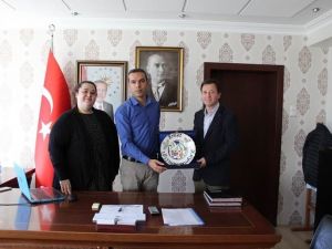 Kaymakam, yılın doktoru Hakan Ünek’i tebrik etti