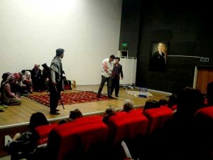 Öğrencilerin tiyatro gösterisi beğeni topladı