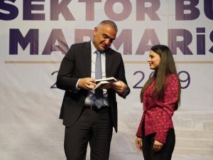 En genç roman yazarı Rana Demiriz Bakan Ersoy’a kitaplarını hediye etti