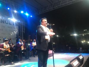 Bülent Serttaş sahne direğine tırmandı