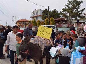 Öğrenciler eşekler ile kitap dağıttı