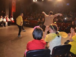 Dünya Tiyatro Haftası’nda Kuşadası’nda ’Engelsiz Tiyatro’ sahnelendi