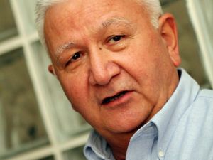 Prof. Dr. Cengiz Kuday: "Geçmeyen baş ağrılarını önemseyin"