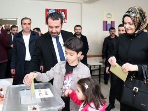 Elazığ’da AK Parti ve MHP’li başkan adayları oylarını kullandı