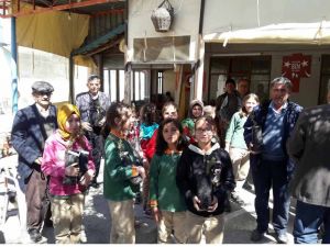 Öğrenciler ve öğretmeler kapı kapı gezerek fidan dağıttı