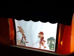 Öğretmenden öğrencilere Karagöz ve Hacivat gösterisi