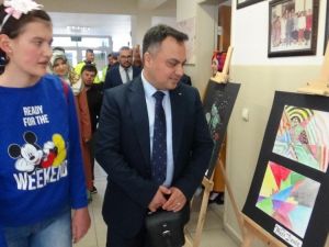 Otizmli Nazlı’nın kişisel resim sergisi