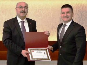 Vali Köşger’den Başhekim Refik Kunt’a başarı belgesi