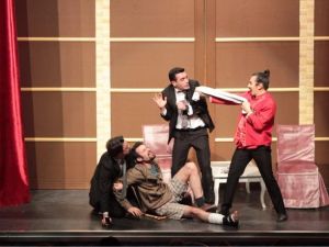 "İkinin Biri" adlı oyun, bu sezonda İzmirlileri kahkahaya boğacak