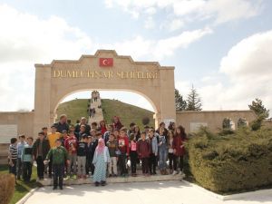 İlkokul öğrencilerinin şehitlik ziyareti