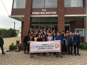 Robot yarışmasına katılacak öğrencileri, Başkan Güler yolcu etti