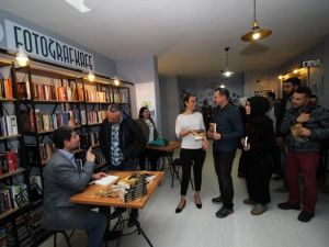 Yazar Gökyıldız’a çitlembik kahvesi sürprizi