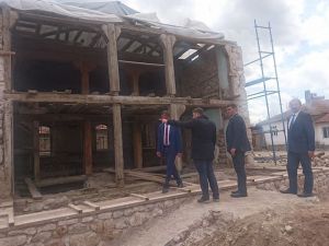 Aslanapa’da tarihi camiinin restorasyon çalışması devam ediyor