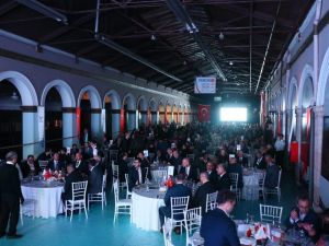 Piyanist Tuluyhan Uğurlu, tarihi Alsancak Garı’nda konser verdi