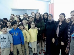 Anneler ve çocukları birlikte okuyorlar