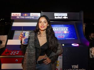 Yasemin Yürük, İlayda Akdoğan ve Cemrehan Karakaş teknede retro oyunlarla eğlendi