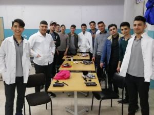 Kuaförlük öğrencilerinden kardeşlerine gönüllü tıraş