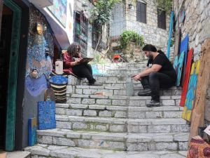 Sanatçı çift, harabe olarak aldıkları evi sanat galerisine çevirdi