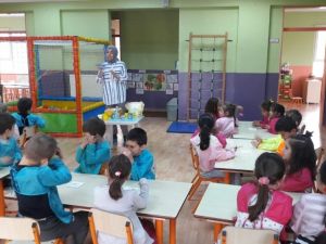 Minik eller çini sanatını öğreniyor