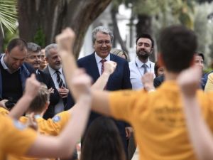 TÜHAD’lı gençler, Türkiye kupasını Rektör Budak’a sundu