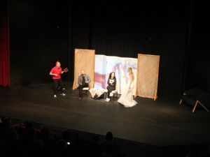 ‘Elmayı Yedik’ tiyatro oyununa yoğun ilgi