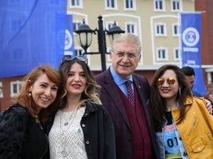 İAÜ mezunları buluştu