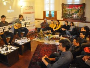 Uluslararası öğrencilere yöresel tatlar eşliğinde Türk müziği dinletisi