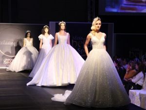 Karaman’da ünlü mankenlerden gelinlik defilesi