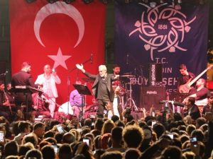 Aydın Büyükşehir Belediyesi, Söke’de Tarık Mengüç’le coşturdu