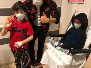 Sanatçı Buray’dan kanserli çocuklara moral