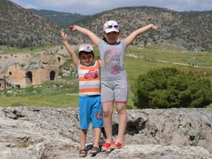 Pamukkale’ye giriş ücretsiz oldu, adım atacak yer kalmadı