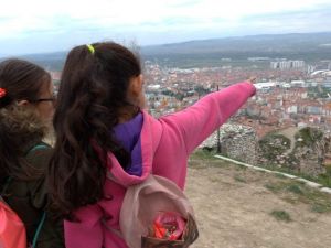 İlkokul öğrencilerine turist otobüsü ile şehir tanıtımı