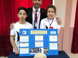 Ortaokul öğrencileri görme engelliler için titreşimli şapka yaptı