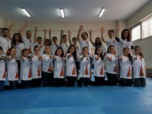 Renklerin arkadaşlığı dansta buluşuyor