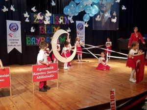 Minik öğrenciler sahnede hem oynadı hem de ağladı