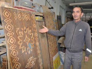 Eski ev kapıları, masa ve yatak başlığı oluyor