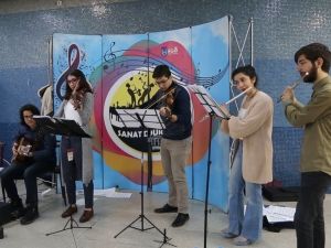 Metrolarda müzik sesi yükseliyor