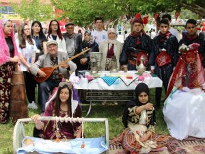 Gençler köy köy dolaşıp unutulmaya yüz tutmuş kültürel değerleri ölümsüzleştirdi
