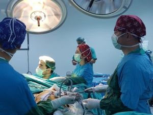 ADÜ’de insan vücudundaki doğal delikler kullanılarak kolon ameliyatı yapıldı