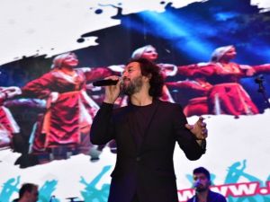 Fettah Can şarkılarıyla Manisalıları mest etti