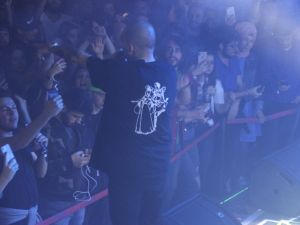 Ezhel, Çerkes Sürgünü’ne farkındalık için sahneye Adige bayrağı baskılı tişörtle çıktı