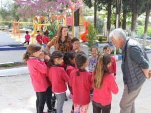 Salih Kalyon ve K. Muzaffer Ilıcak, Yukarı Mazı İlkokulu’nda