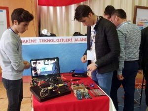 Bu araba şimdilik duvarda yürüyor, hedef tavanda yürütmek