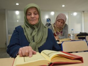 65 yaşında Kur’an-ı Kerim okumayı öğrendi