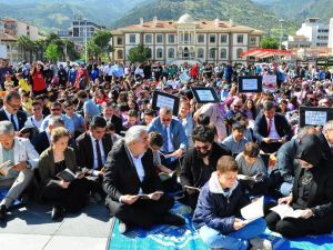 Manisa’da 2023 öğrenci aynı anda kitap okudu