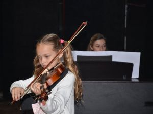 Kuşadası Müzik ve Balo Ortaokulu öğrencilerinden dönem sonu konseri